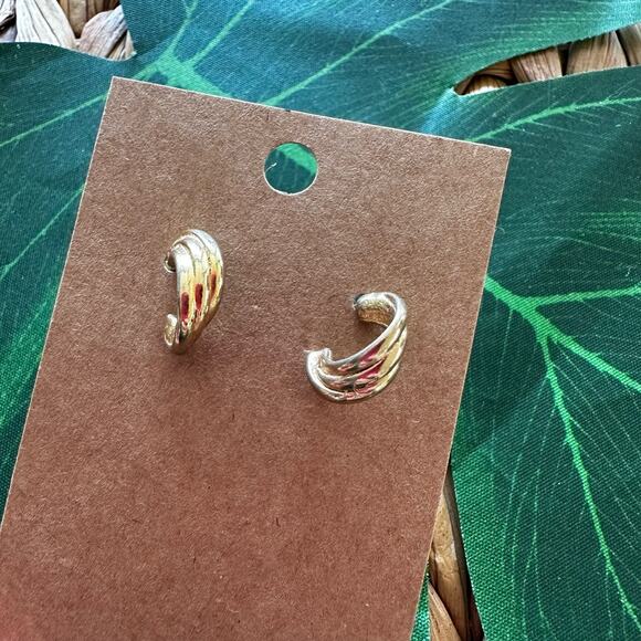 BOGO FREE GOLD 3/4 Hoop Earrings - Picture 1 of 6